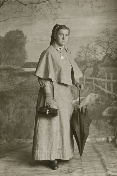 Studioaufnahme einer Rotkreuzschwester, um 1910 (DRK)
