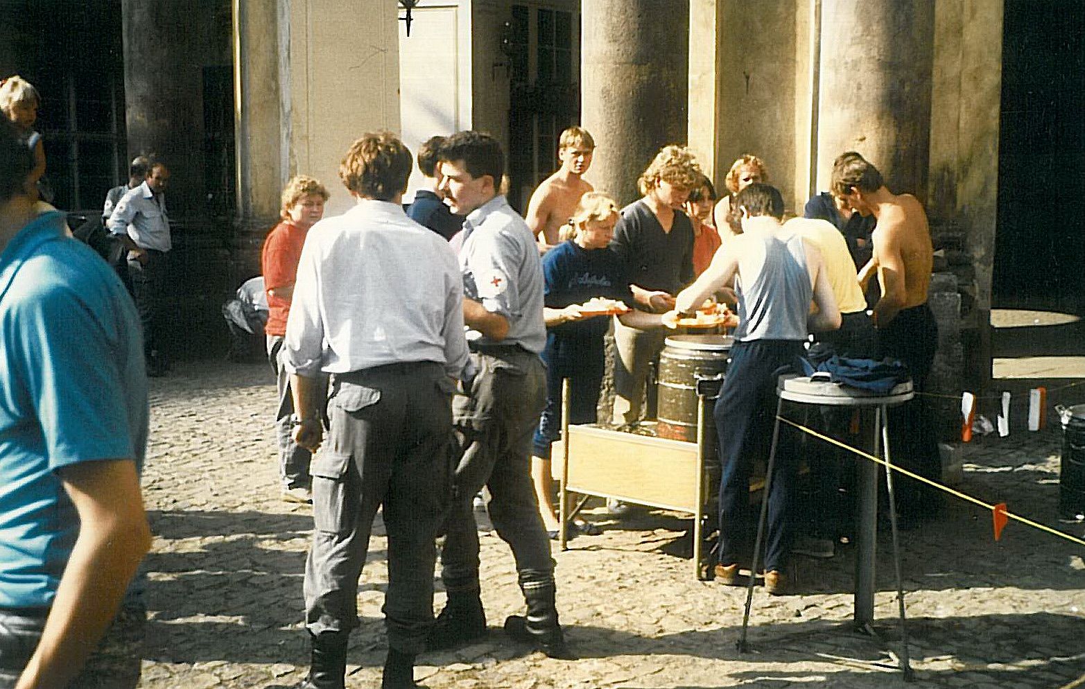 Einsatz des DRK auf dem Prager Botschaftsgelände zur Versorgung der Flüchtlinge mit Essen und Hilfsgütern