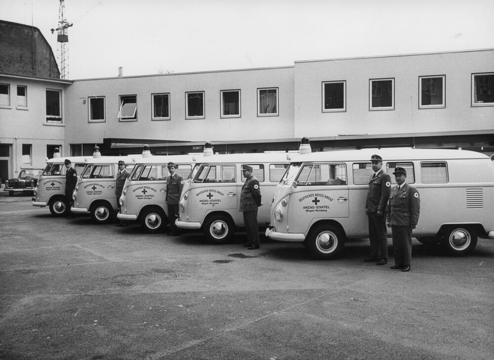 Fünf Rettungswagen des Deutschen Roten Kreuzes von VW in Stuttgart, eine Spende der Firma Andreae-Noris Zahn AG. Diese Rettungsfahrzeuge werden an den Autobahnen zum Einsatz kommen, um 1963